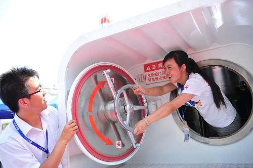 一名工作人员在展示由陕西重生矿业科技有限公司研制的矿用救生舱（6月2日摄）。