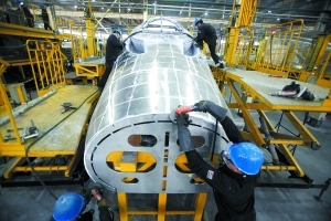 中国南车青岛四方CRH380A生产车间　工人们正打磨车头焊接缝隙，动车车头由多个铝合金板焊接而成。