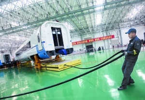中国北车长春CRH380B生产车间　工人用气动设备将巨大的车体挪动到下一生产环节。