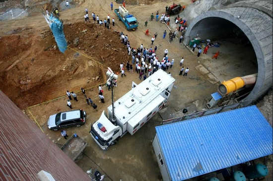 大连在建隧道发生坍塌12人被困
