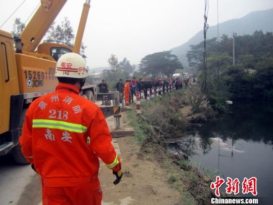 16日中午，一辆车牌号为闽D HA829厦门牌照轻型货车，在途经福建南安市官桥镇九溪村时不慎坠入该村院口池塘，3名司乘人员遇难。 郑威 摄