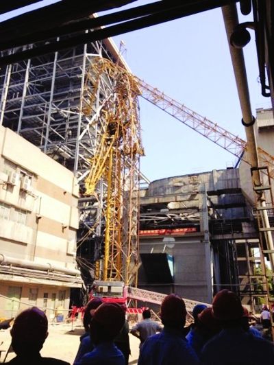 武汉电厂50米高塔吊倒塌4死2伤