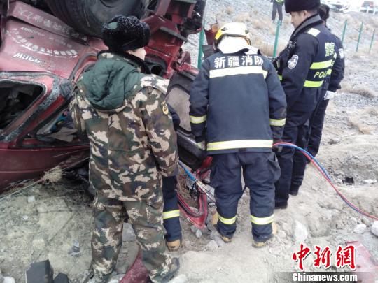 连霍高速新疆段路面湿滑9车侧翻致1人死亡2人重伤