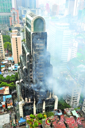 火势得到基本控制后的建业大厦。记者杨耀烨 摄