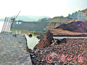 广东一堤岸坍塌致7人坠入西江