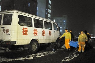 前日，几位救援矿工正在搬运给养。当日，吉林省通化矿业集团八宝煤矿再发瓦斯爆炸，已致6人死亡。新华社 张楠 摄