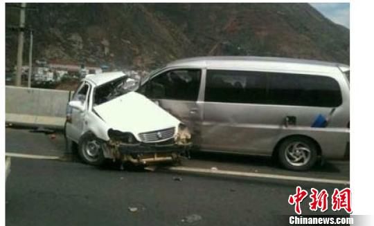 四川雅西高速事故致5死12伤