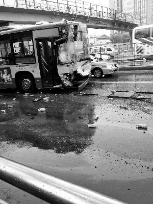 北京五路桥公交车追尾多人受伤