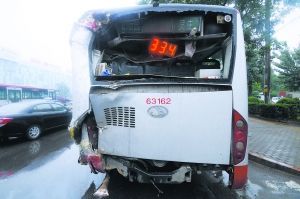 北京公交追尾致21伤 车架变形