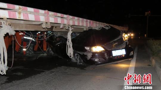 新疆一轿车与拖拉机相撞1死3伤
