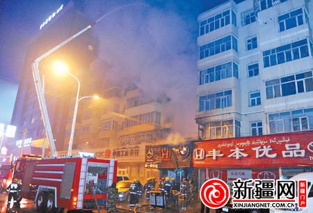本报讯（记者张孝宇）2013年12月31日21时58分左右，新医路一临街汽配店失火，火势引燃楼上居民楼外墙，到次日凌晨才被扑灭，所幸没有造成人员伤亡。