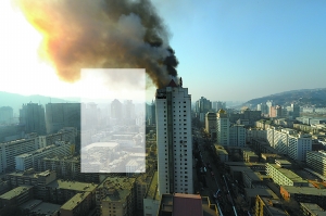 昨日下午，张掖路泰生大厦顶楼的格蓝云天饭店发生火灾，现场浓烟四起。 本报记者 田蹊 摄