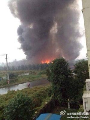 成都温江一家具厂突发大火 一消防队员受伤