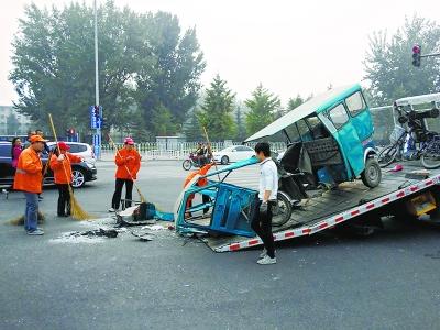 北京大兴一轿车与摩的相撞 致4人受伤