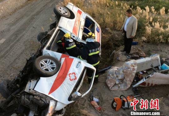 甘肃境内高速公路一辆救护车侧翻5人遇难（图）