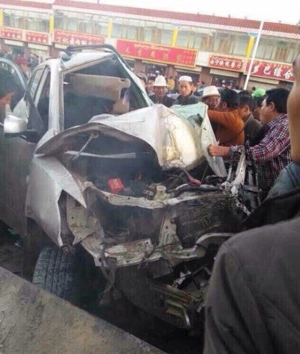 青海1辆大型吊车冲入街道连撞20车 致9死15伤