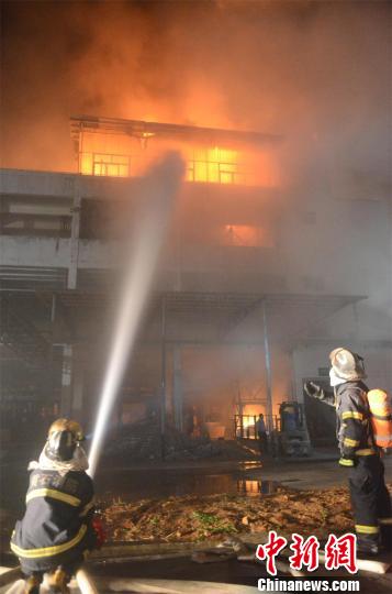 湖北阳新一化工厂起火爆炸 幸无人员伤亡
