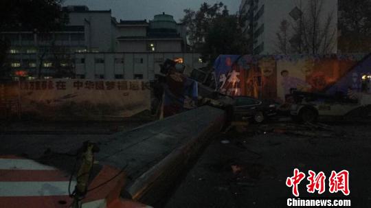南京地铁工地吊车倒塌已致2人被砸死亡4人受伤（图）