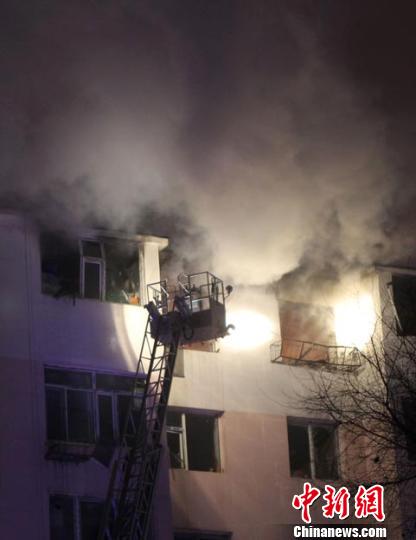 吉林一居民区天然气燃爆致2死1伤（图）