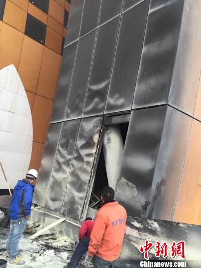 新疆大剧院外围施工地工人烧沥青引发起火无伤亡
