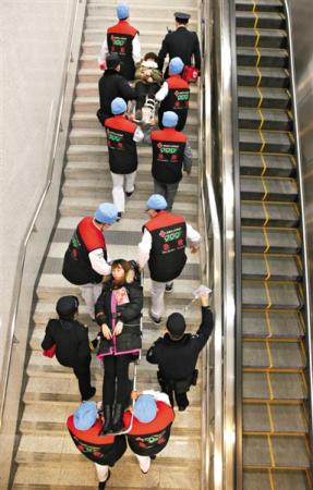 昨日，北京地铁7号线双合站。999急救人员在地铁工作人员的配合下，将“受伤”的乘客，用担架往外抬。新京报记者 尹亚飞 摄