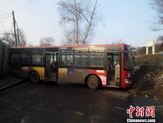 哈尔滨62路公交车发生侧滑 事故致1死3伤