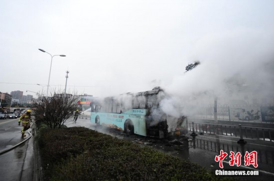 宁波一公交车突然起火 30多乘客安全逃生