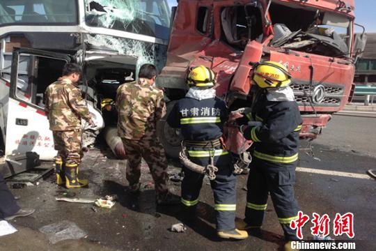 连霍高速一客车天然气泄露 事故造成2人死亡(图)
