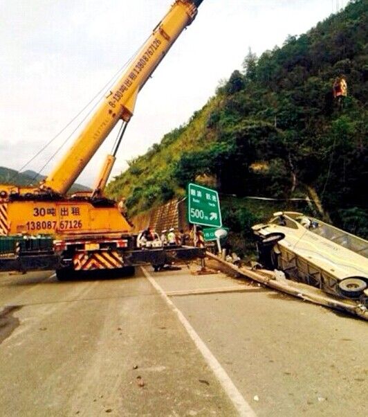 云南客车高速路上肇事驶离路面 乘客5死31伤
