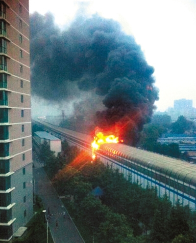 北京地铁13号线声屏障腾起数米大火