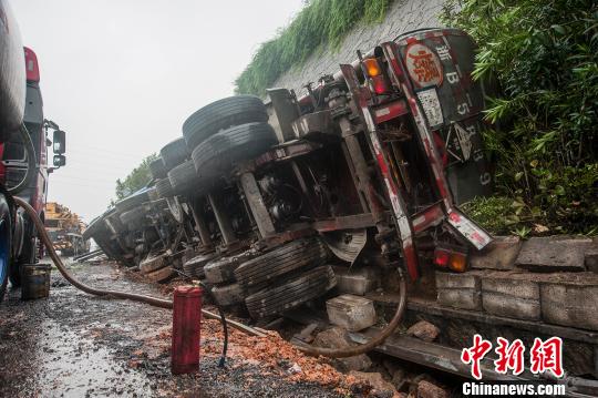 沪昆高速30吨柴油槽罐车发生侧翻 油箱泄漏