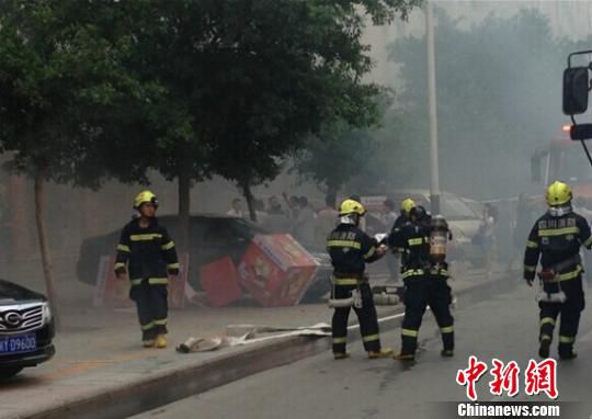 四川平昌一家俱店发生火灾致2人死亡 疏散百余人