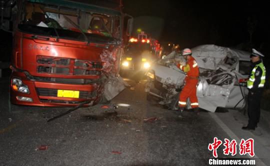 国道213线四川茂县境一货车撞面包车致2死1伤