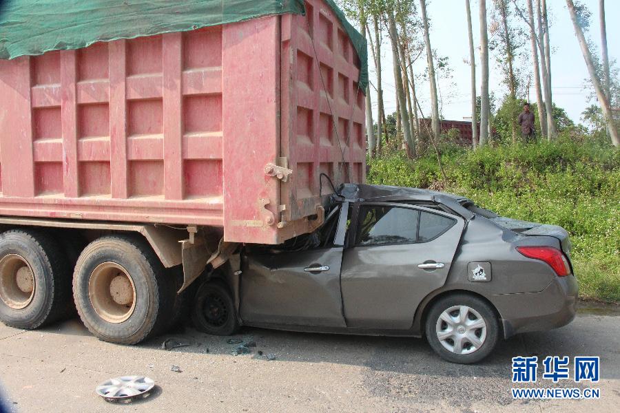 广西北海载7人小轿车追尾泥头车 造成6人死亡