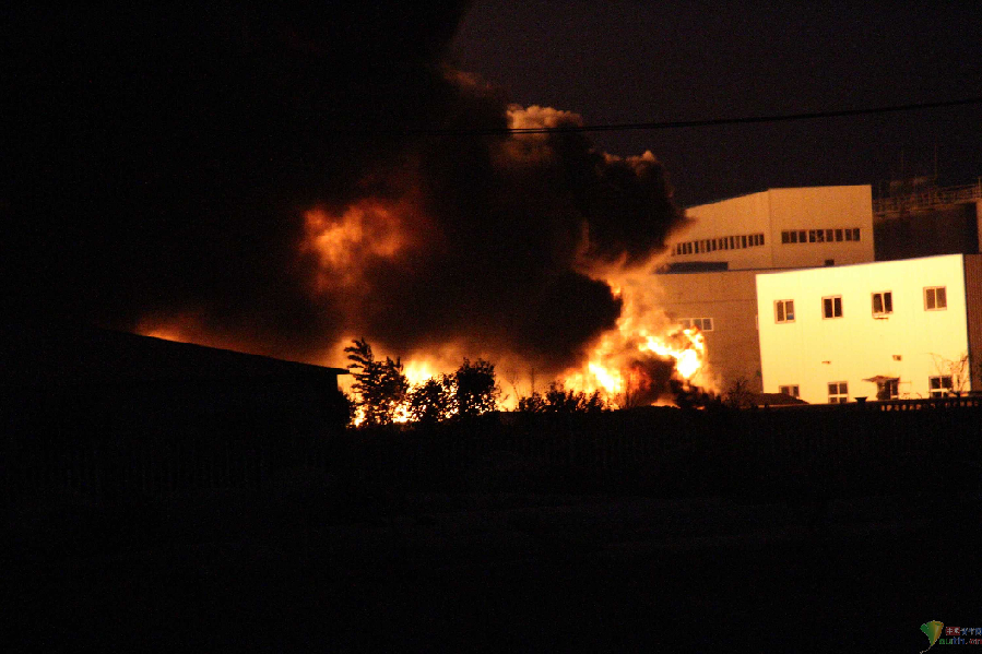 山东一农药厂发生爆炸 现场浓烟滚滚