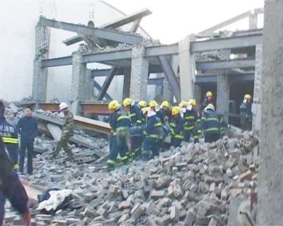 郑州一在建楼房突然倒塌致多人被埋 3人当场死亡