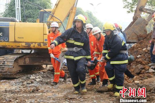 广西来宾一工地突发坍塌两名被埋工人获救（图）