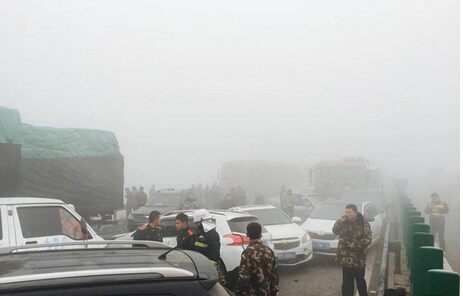 山西特大交通事故47车相撞4死5伤 受团雾影响