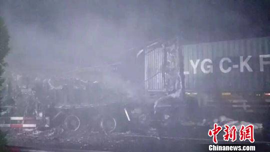 沈海高速盐城段因团雾发生交通事故 致3死3伤
