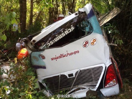 泰国旅游巴士翻车坠山 已致14人遇难