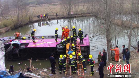 河南一大巴车翻入水塘致6死46伤（图）