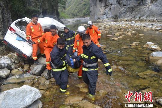 重庆一面包车翻下30米深悬崖 3人全部遇难