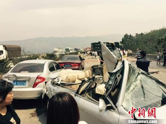 昆石高速连发8起事故 33车相撞3人受伤