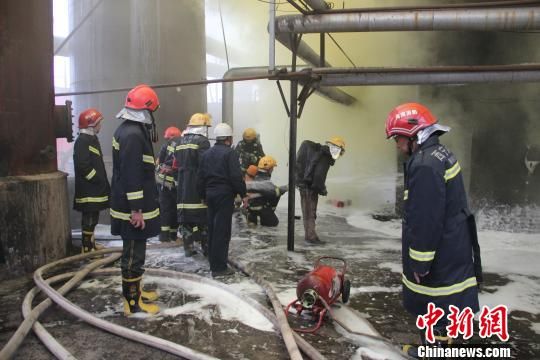 青海甘河工业园区一化工厂发生火灾