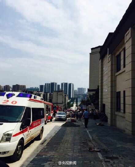 重庆在建楼盘工地围墙倒塌 已致4死2伤