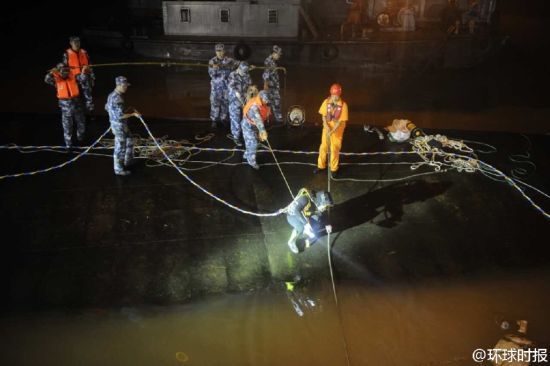 长江沉船致75人遇难搜救围绕切割作业展开