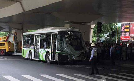 上海公交车撞高架事故 已致2人死亡20人受伤
