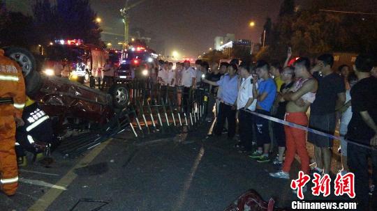 哈尔滨凌晨发生3车相撞事故 造成4死5伤