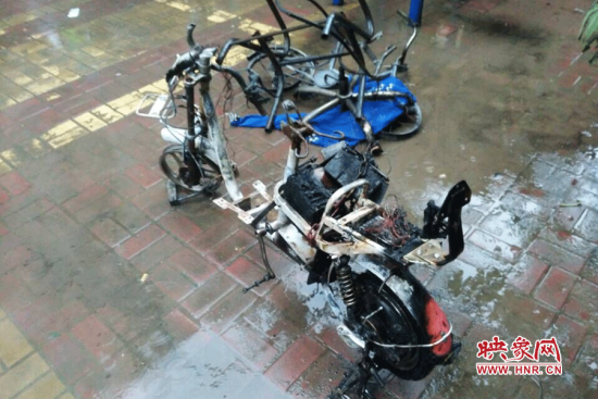 郑州居民楼底层电表箱凌晨着火 致9死5伤