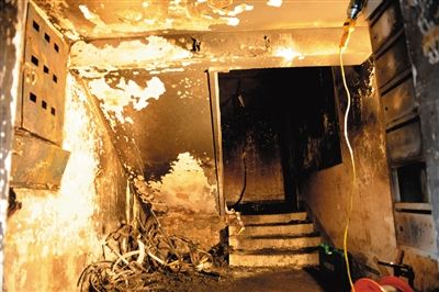 郑州居民楼火灾13人遇难 4名重度烧伤未脱险
